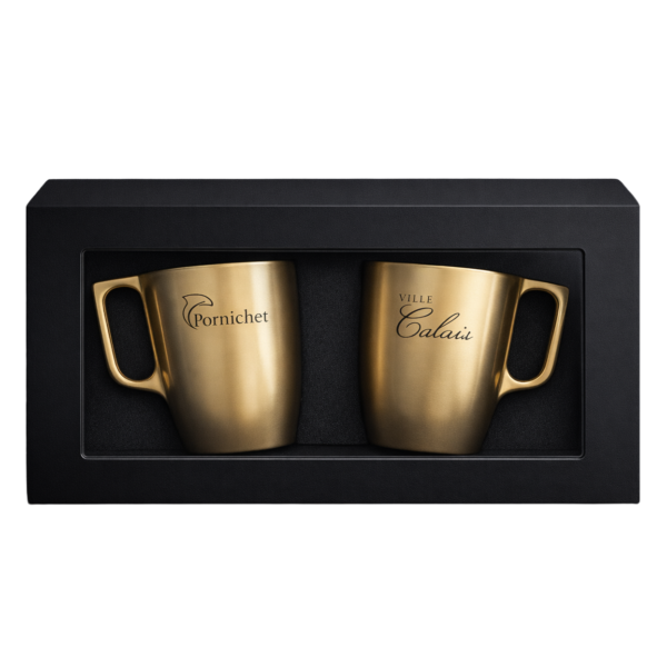 Tasses dorées gravées