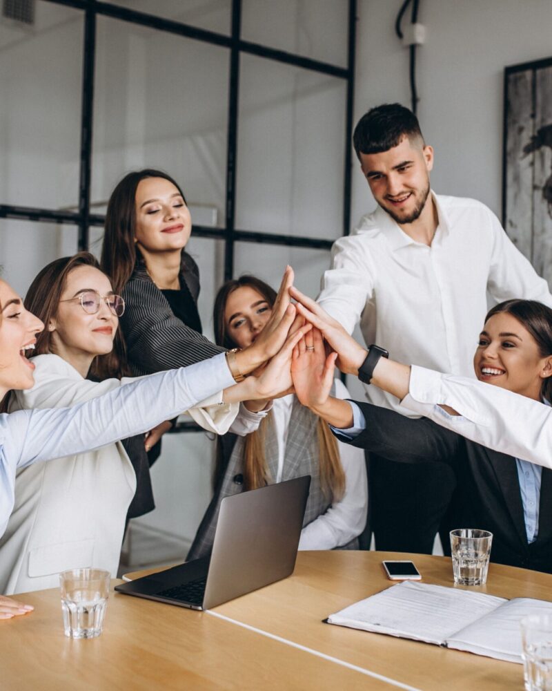 groupe-personnes-preparant-plan-affaires-dans-bureau-min